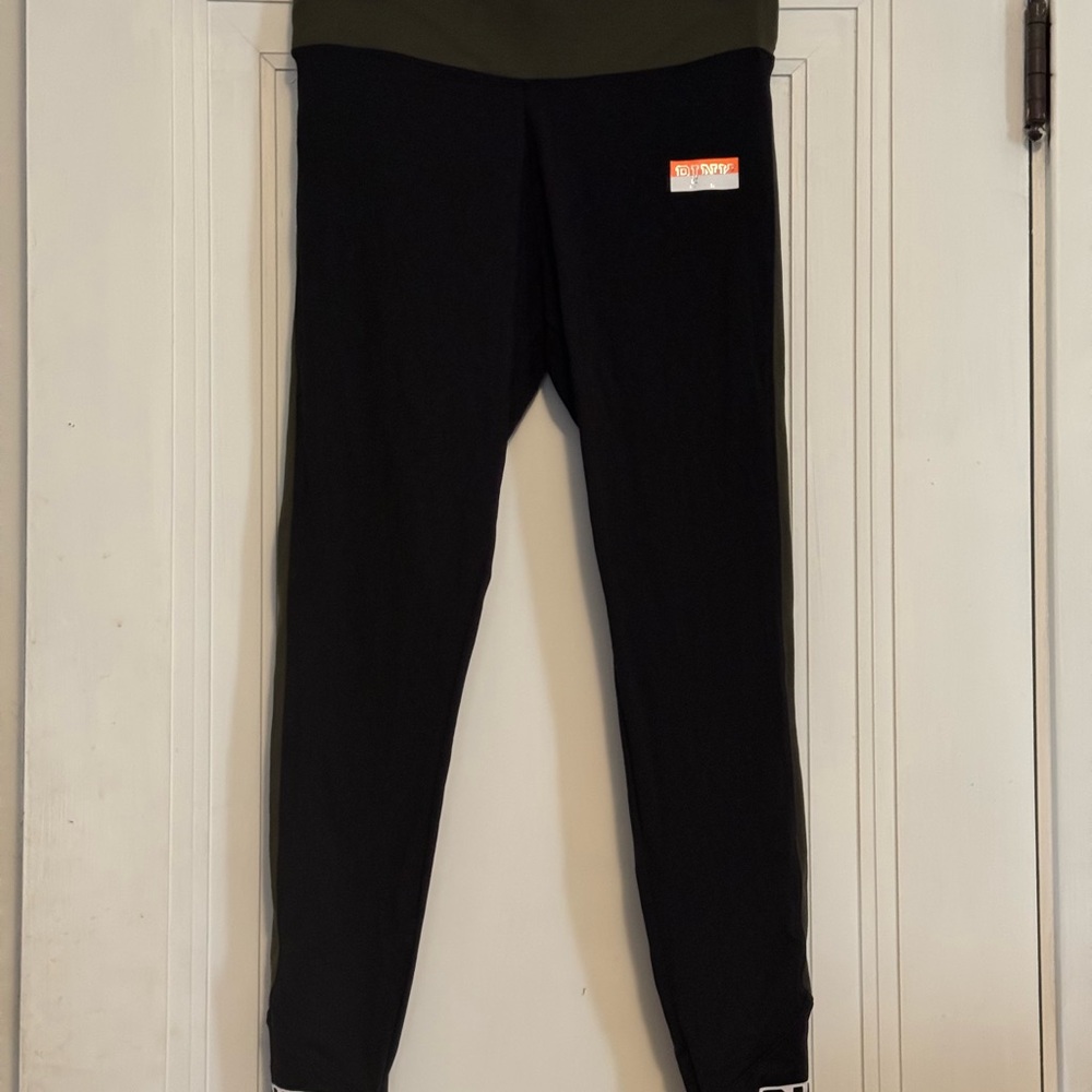 PINK Victoria's Secret Black Form-Fitting Leggings